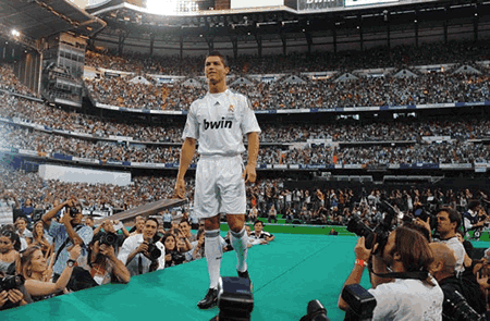 Cristiano 
Ronaldo presentasi di Santiago Bernabeu