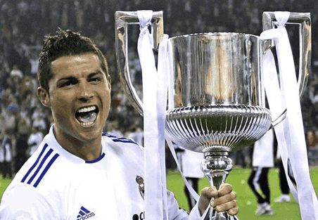 Cristiano Ronaldo zvedací Copa del Rey trofej