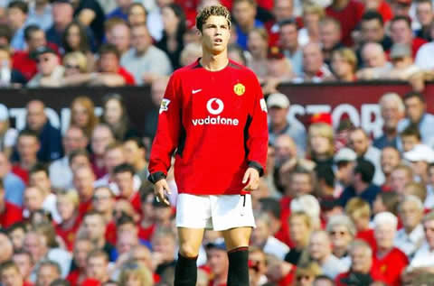 Cristiano Ronaldo debut in the English Premier League, at Old Trafford, in Manchester United vs Bolton Wanderers, in 2003 and having a skinny body, picture 1