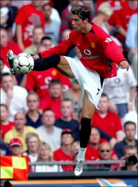 Cristiano Ronaldo debut in the English Premier League, at Old Trafford, in Manchester United vs Bolton Wanderers, in 2003 and having a skinny body, picture 3