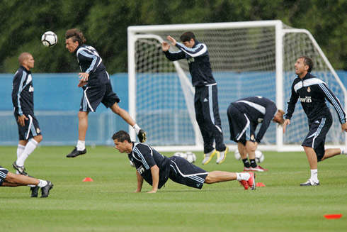 Cristiano Ronaldo fazendo flexões na formação