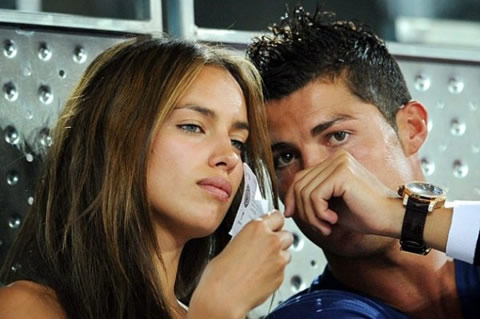 Cristiano Ronaldo kissing Irina Shayk in a tennis match in Madrid