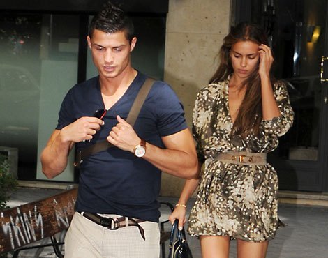 Cristiano Ronaldo kissing Irina Shayk in a tennis match in Madrid