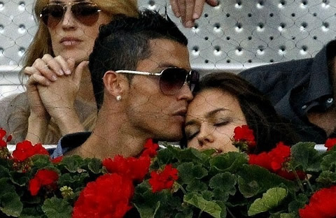 Cristiano Ronaldo kissing Irina Shayk in a tennis match in Madrid