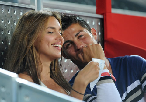 Cristiano Ronaldo kissing Irina Shayk in a tennis match in Madrid