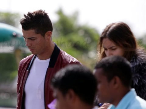 Cristiano Ronaldo kissing Irina Shayk in a tennis match in Madrid