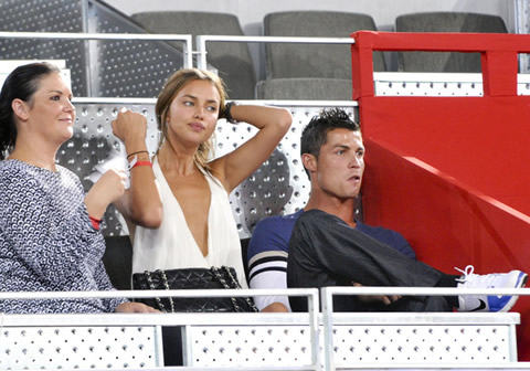 Cristiano Ronaldo kissing Irina Shayk in a tennis match in Madrid