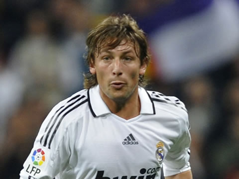 Gabriel Heinze looking straight forward while playing for Real Madrid