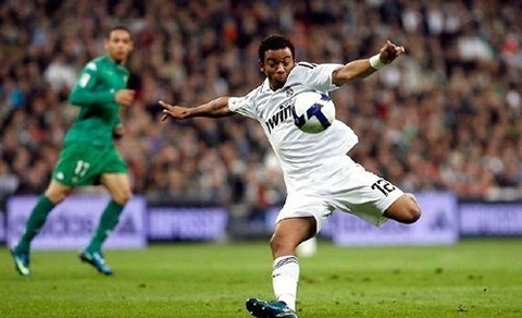 Marcelo about to shoot the ball in a Real Madrid game
