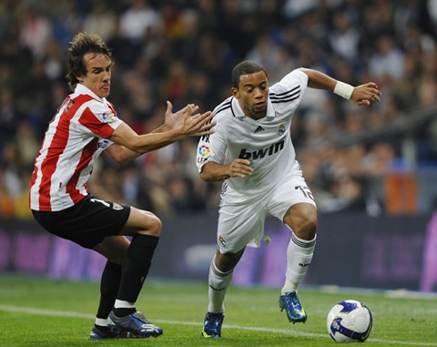 Marcelo dribbling a defender in a Real Madrid match in La Liga 2008-2009 season