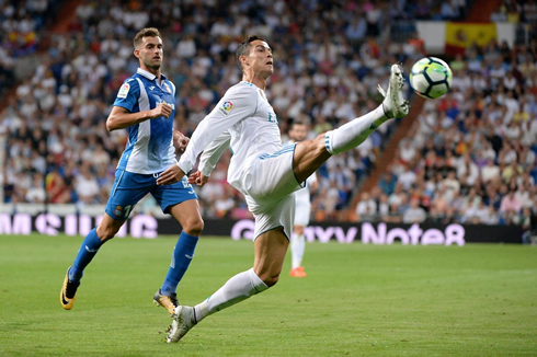 Cristiano Ronaldo stretching his right leg to reach to the ball in Real Madrid vs Espanyol in 2017