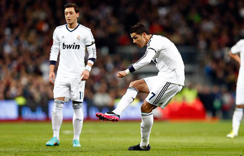 Mesut Ozil watching Cristiano Ronaldo taking a free-kick in Real Madrid 2-0 Atletico Madrid, for La Liga 2012-2013