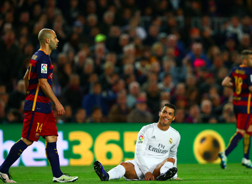 Cristiano Ronaldo sits down on the pitch and smiles towards the referee in Barça 1-2 Real Madrid