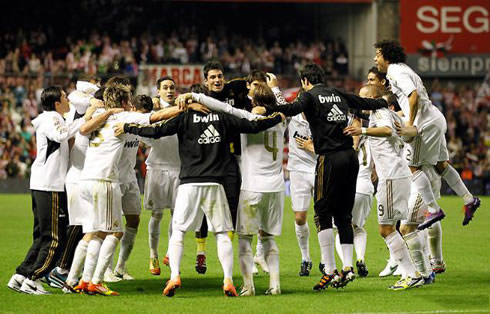 Real Madrid players making a circle and celebrating being La Liga champions in 2012