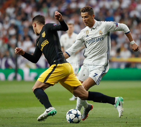 Cristiano Ronaldo dribbling an opponent in Real Madrid vs Atletico Madrid in 2017
