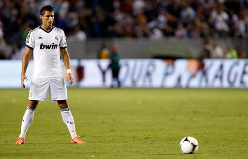 Cristiano Ronaldo positioning his body before taking a free-kick, in LA Galaxy vs Real Madrid, in 2012