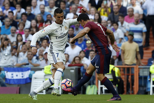 Cristiano Ronaldo dribbling an opponent in Real Madrid vs Eibar, for La Liga 2016-17