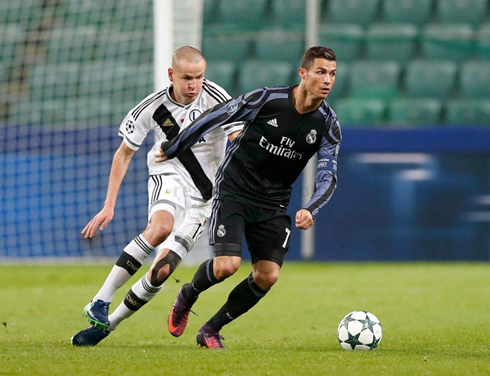 Cristiano Ronaldo escaping his marking with the ball in front of him