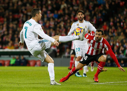 Cristiano Ronaldo stretching his right leg in Athletic Bilbao 0-0 Real Madrid for La Liga 2017