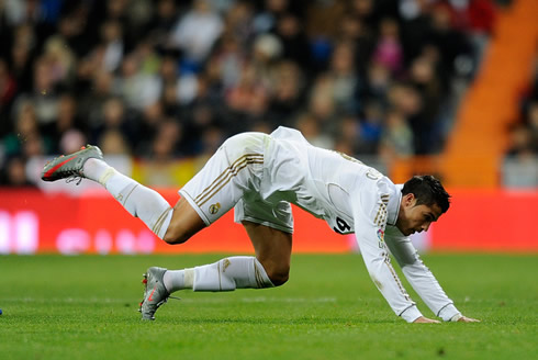 Cristiano Ronaldo falling down, after being tripped