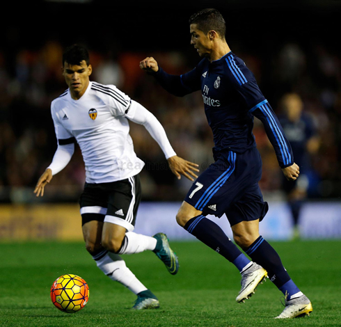 Cristiano Ronaldo moving the ball forward in Valencia 2-2 Real Madrid