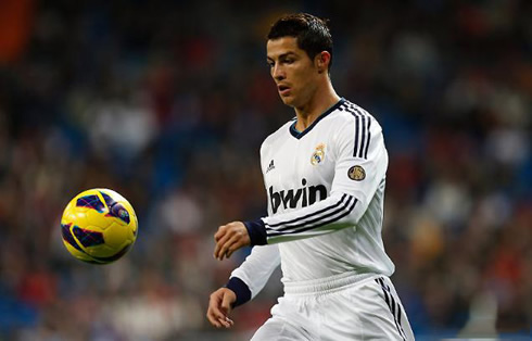 Cristiano Ronaldo waiting for the ball to stop bouncing to control it, in Real Madrid 2012-2013