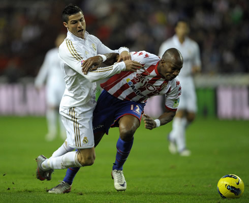 Cristiano Ronaldo fighting with Gregory for the ball