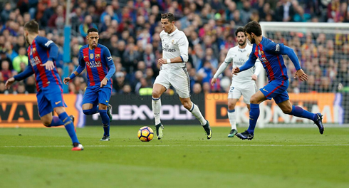 Cristiano Ronaldo moving the ball forward in Barcelona vs Real Madrid in December of 2016