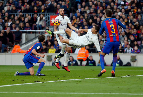Cristiano Ronaldo tries a bicycle kick in Barcelona 1-1 Real Madrid for La Liga 2016-2017
