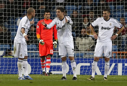 Cristiano Ronaldo arguing and fighting with Pepe, as Benzemas witnesses everything, in Real Madrid 2012-2013