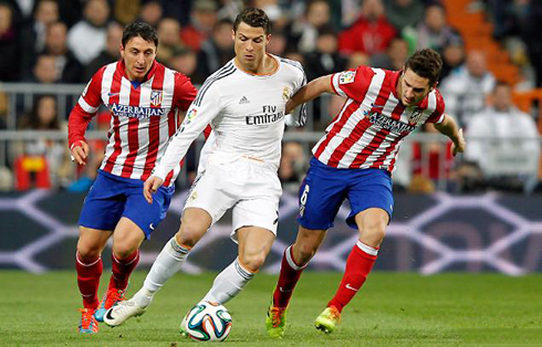 Cristiano Ronaldo being pulled by his jersey but carrying the ball forward in Real Madrid vs Atletico Madrid