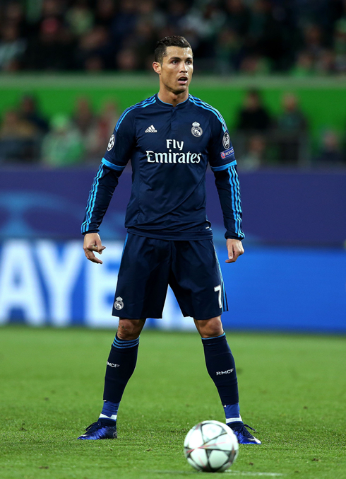 Cristiano Ronaldo in his free-kick stance, in Wolfsburg vs Real Madrid
