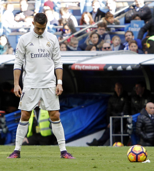 Cristiano Ronaldo concentration before taking a free-kick