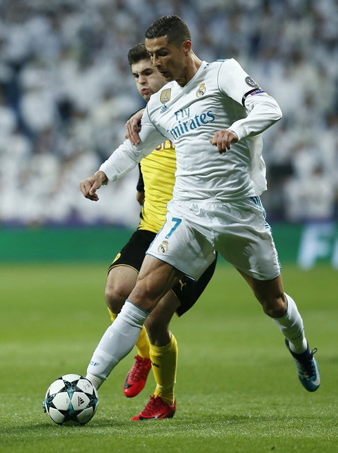 Cristiano Ronaldo being pulled by his arm in Real Madrid 3-2 Borussia Dortmund
