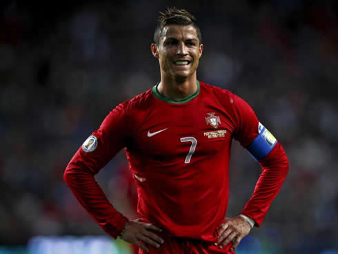 Cristiano Ronaldo with his hands around his waist and showing his teeth, in Portugal 1-0 Russia, in 2013