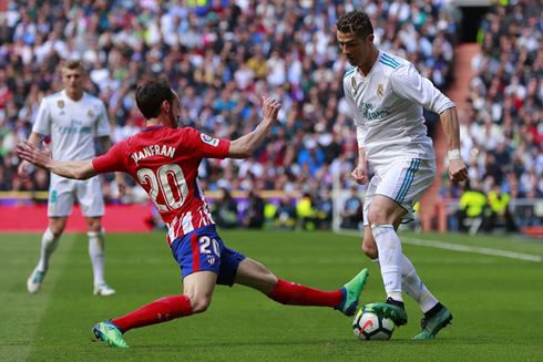 Cristiano Ronaldo dribbling Juanfran in Real Madrid 1-1 Atletico Madrid, in 2018