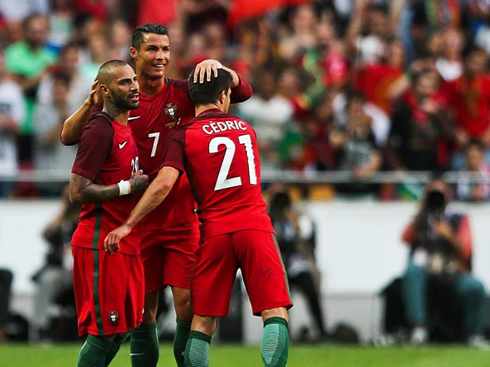 Cristiano Ronaldo gathering around Quaresma and Cédric in Portugal's last friendly before the EURO 2016 begins