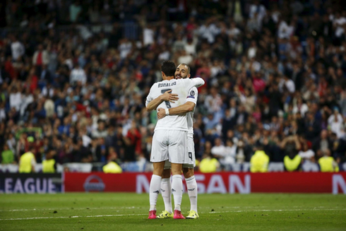 Cristiano Ronaldo hugging Benzema in the center of the pitch