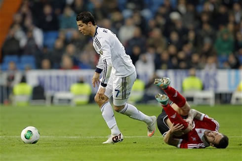 Cristiano Ronaldo dribbling and forcing a defender to injure his knee, in Real Madrid vs Celta de Vigo, in 2013