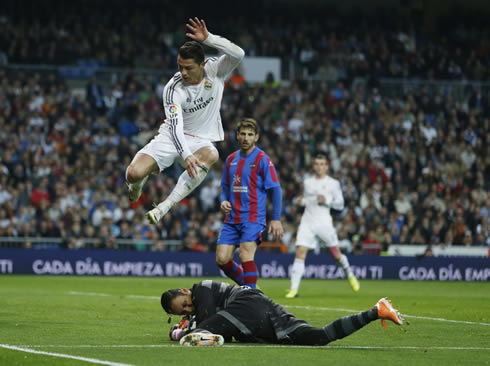 Cristiano Ronaldo jumping above the goalkeeper, in Real Madrid 3-0 Levante