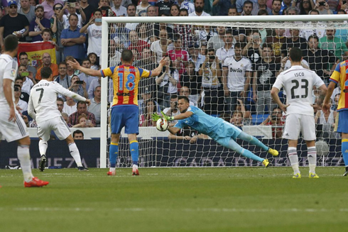 Cristiano Ronaldo seeing his penalty getting saved by Diego Alves, in Real Madrid 2-2 Valencia