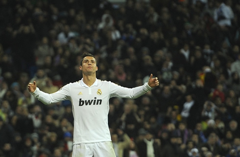 Cristiano Ronaldo opens his arms in Real Madrid vs Barcelona