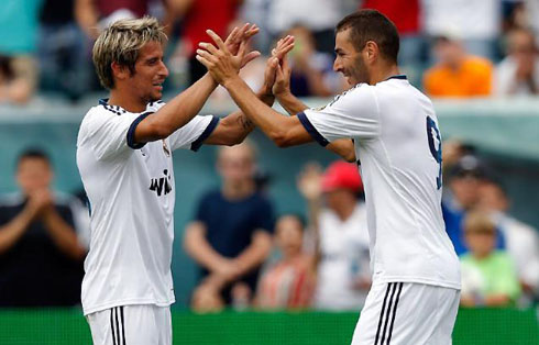 Fábio Coentrão and Karim Benzema touching hands to celebrate the Frenchman's goal, in Real Madrid 2-0 Celtic, in 2012