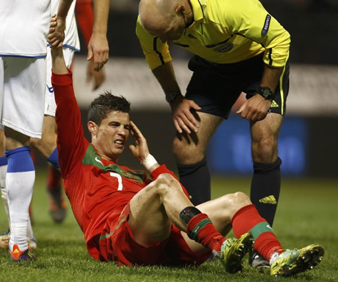 Cristiano Ronaldo hurted on his eye, being pulled up by a Bosnian defender and with Howard Webb checking on him