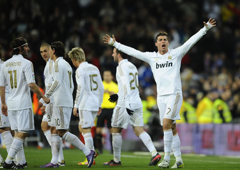 Cristiano Ronaldo near several Real Madrid players, with his arms wide open to the Santiago Bernabéu, in 2012