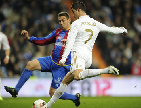 Cristiano Ronaldo left-foot strike in Real Madrid 4-2 Levante, as Ballesteros tries to block it