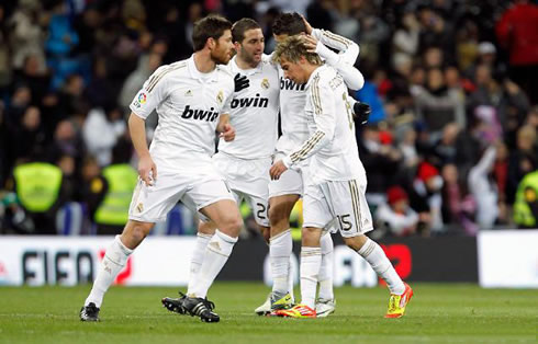 Cristiano Ronaldo, Fábio Coentrão, Higuaín and Xabi Alonso celebrate a Real Madrid goal in 2012