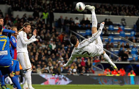 Cristiano Ronaldo makes a bycicly kick shot, in Real Madrid vs Levante for La Liga 2012