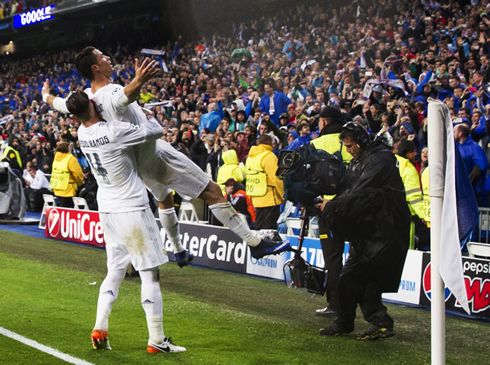 Cristiano Ronaldo being hold in the air by Sergio Ramos, after scoring his hat-trick in Real Madrid 3-0 Wolfsburg