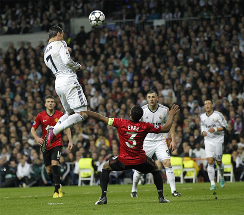 Cristiano Ronaldo goal from an header in Real Madrid vs Manchester United that ended 1-1, at the Santiago Bernabéu UEFA Champions League first leg, in 2013